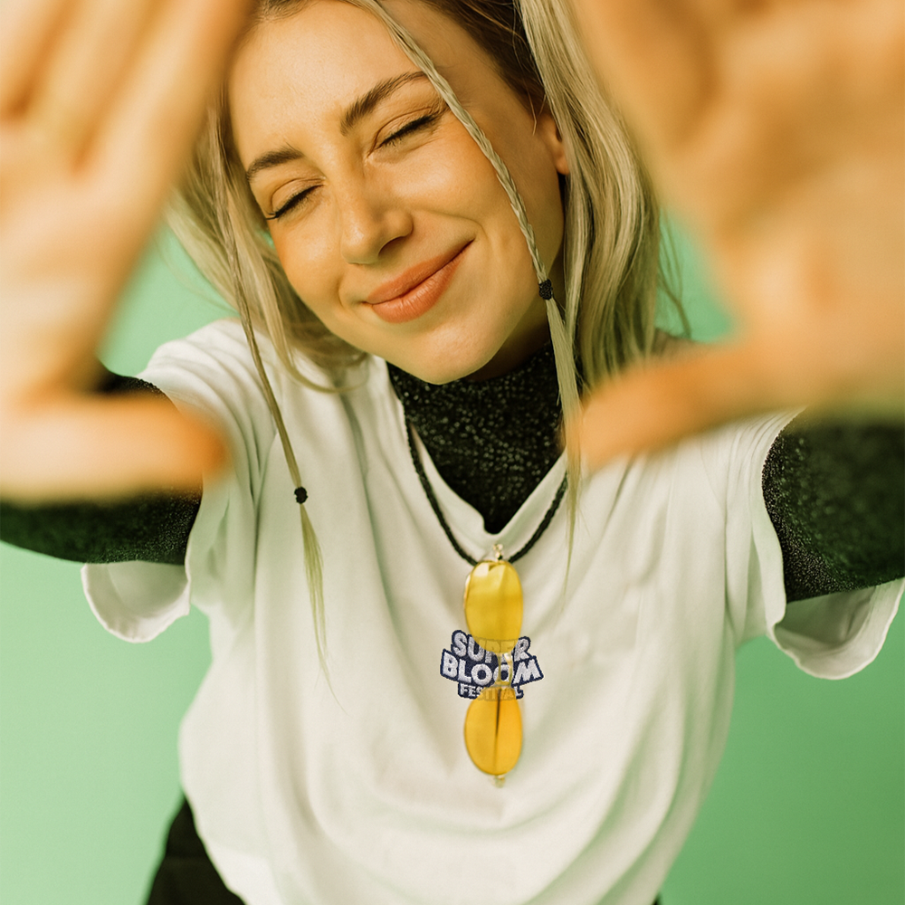 Frau modelt Superbloom T-Shirt und zwinkert in die Kamera